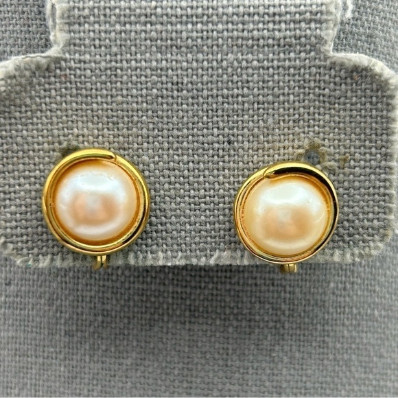 Vintage Monet Round Faux Pearl Gold Tone Swirl Framed Clip On Earrings Dainty - Picture 1 of 6
